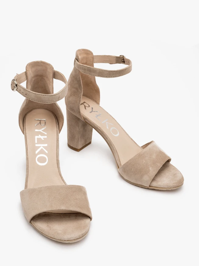 Beigefarbene Sandalen mit integriertem Absatz