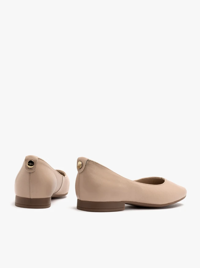 Beigefarbene Ballerinas mit verschönertem Schaft