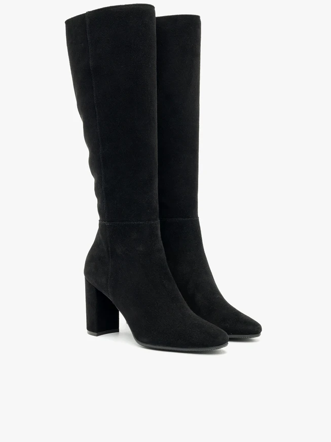 Schwarze hochhackige Stiefel