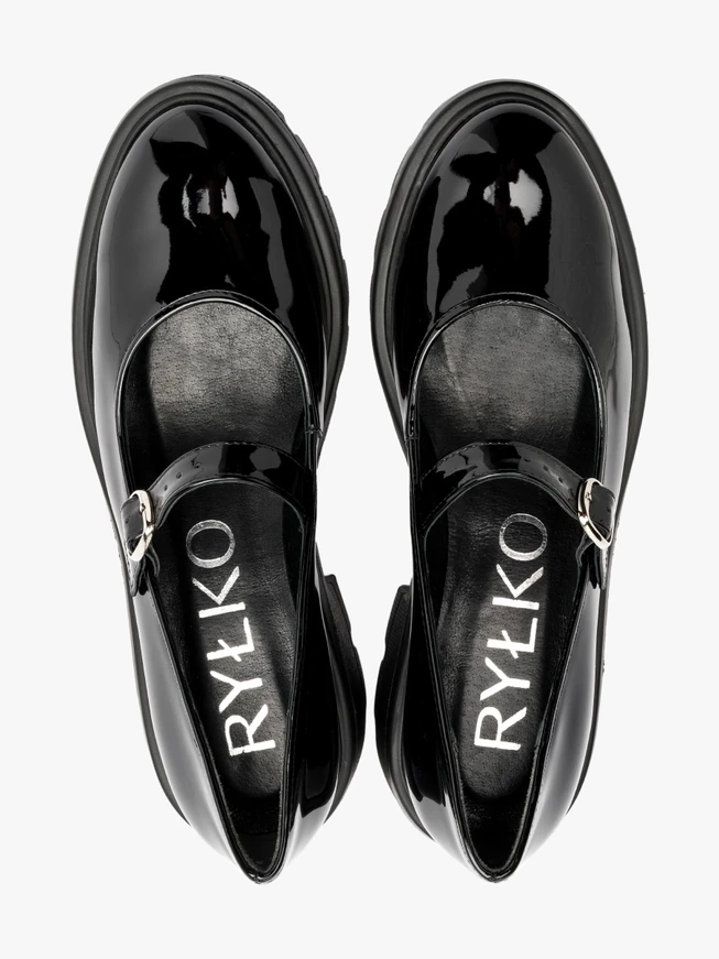 Black lightweight pumps