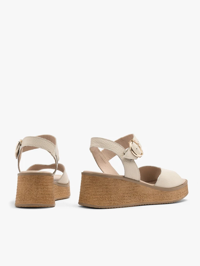 Cremefarbene Plateausandalen