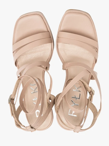 Beigefarbene verschönerte Riemchensandalen