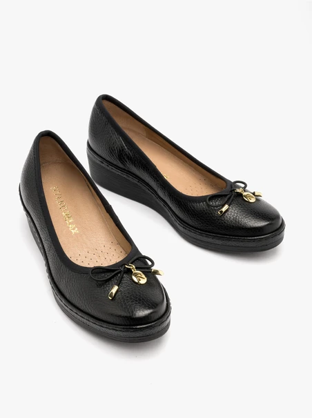 Schwarze Pumps mit dekorativer Schleife am Schaft