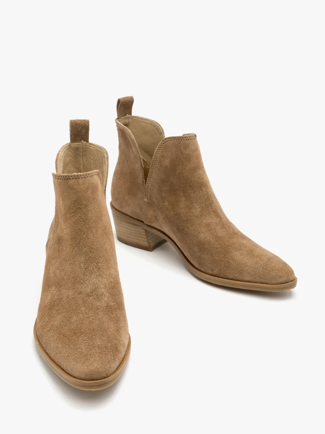 Beigefarbene Stiefel mit niedrigen Absätzen