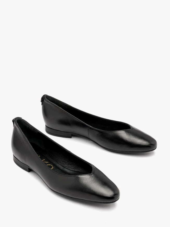 Schwarze Ballerinas mit verschönertem Schaft