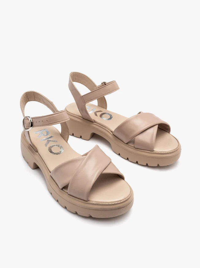 Beigefarbene Sandalen mit verziertem Schaft