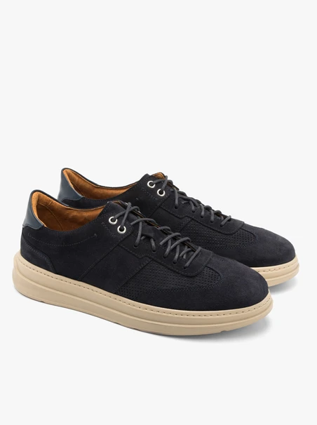 Marineblaue Sportschuhe mit cremefarbener Sohle