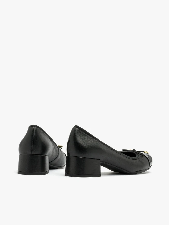 Black pumps with decorative bow
