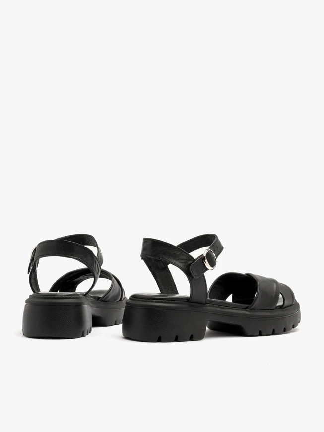 Schwarze Sandalen mit verziertem Schaft