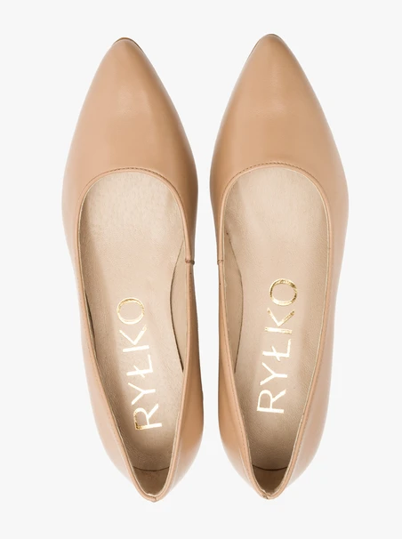 Beigefarbene niedrighackige Pumps