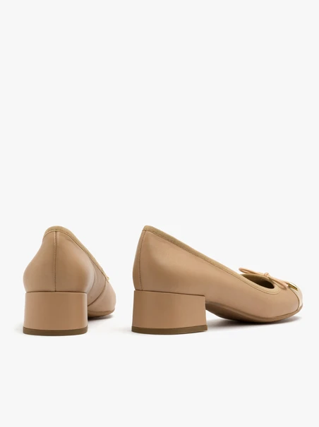 Beige-goldene Pumps mit Zierschleife