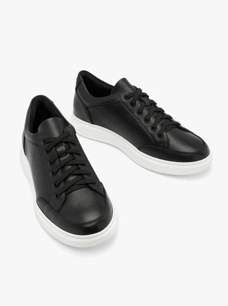 Schwarze sportliche Herrenhalbschuhe mit dekorativer Perforation