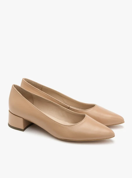Beigefarbene niedrighackige Pumps