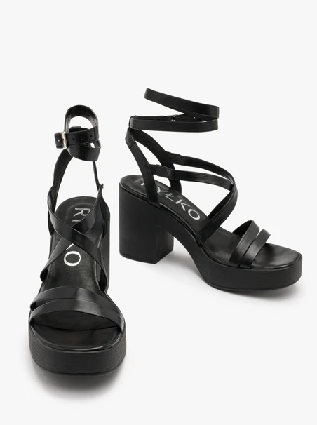 Schwarze Sandalen mit dekorativen Riemen