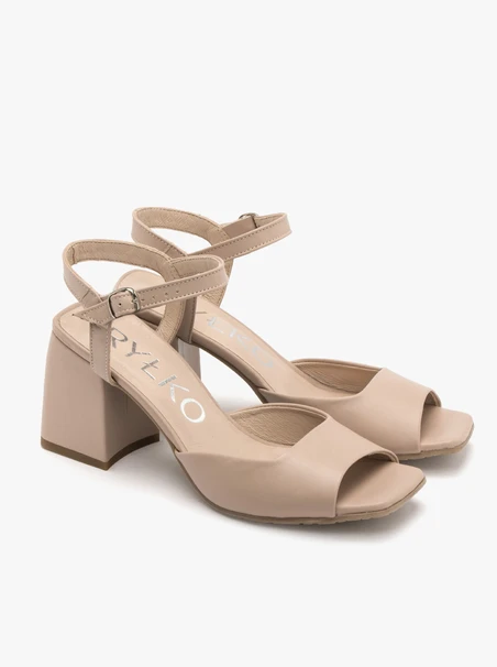 Beigefarbene Sandalen mit massivem Pfosten