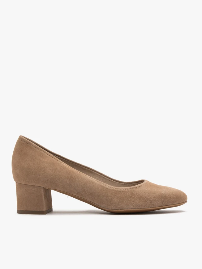 Beigefarbene niedrighackige Pumps