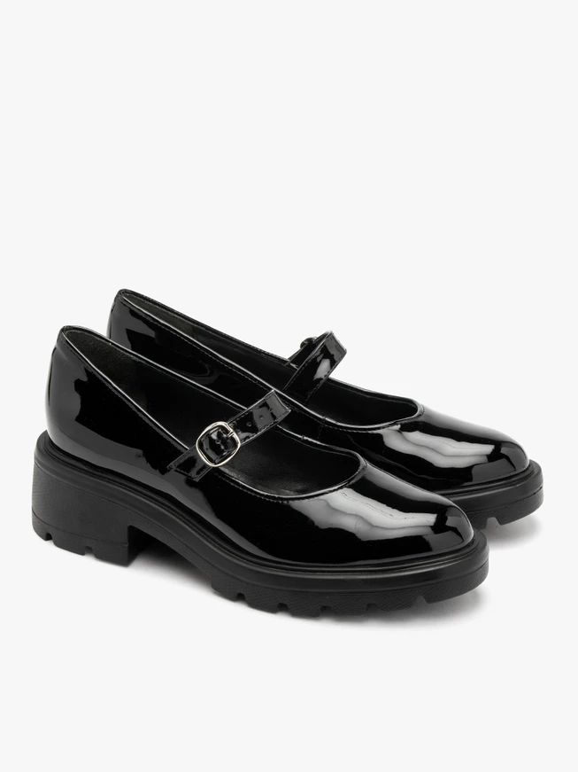 Black lightweight pumps
