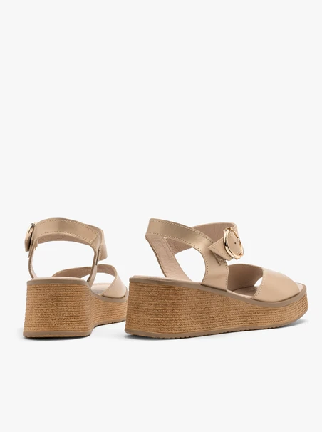 Goldene Plateausandalen