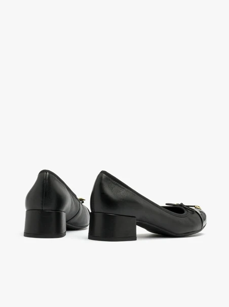 Black pumps with decorative bow