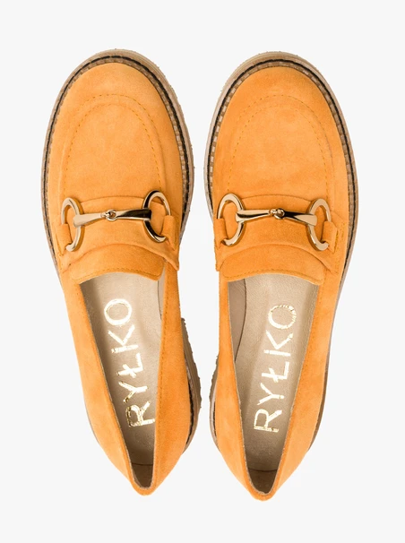 Orangefarbene Mokassins mit Goldverzierung