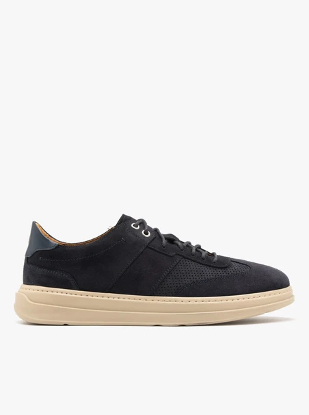Marineblaue Sportschuhe mit cremefarbener Sohle