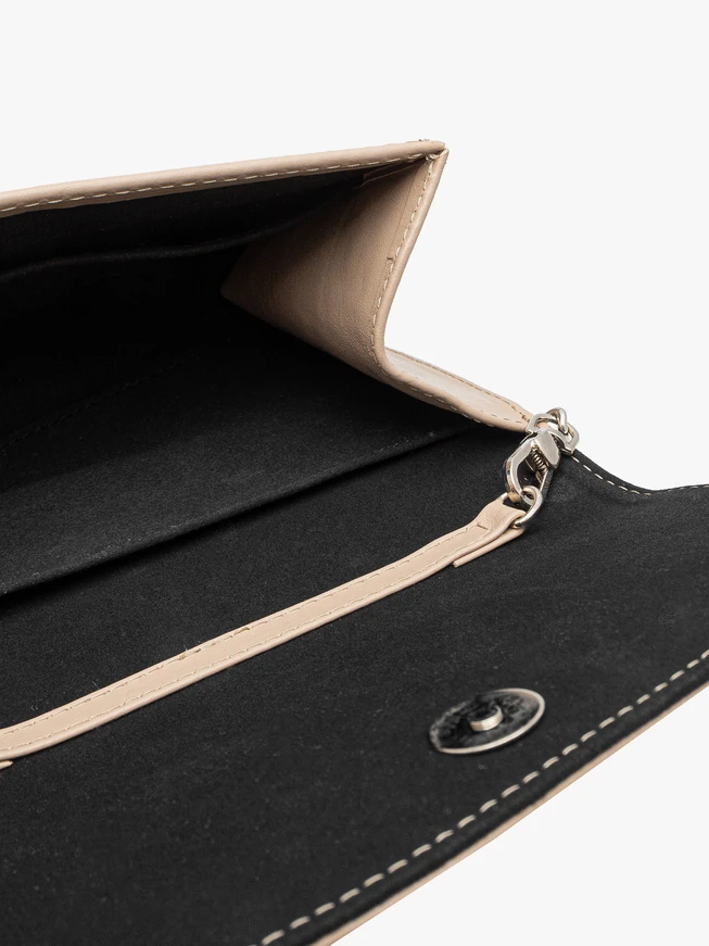 Kleine beigefarbene Clutch-Tasche
