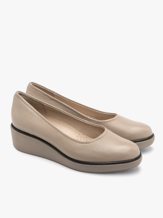 Beigefarbene Plateau-Pumps