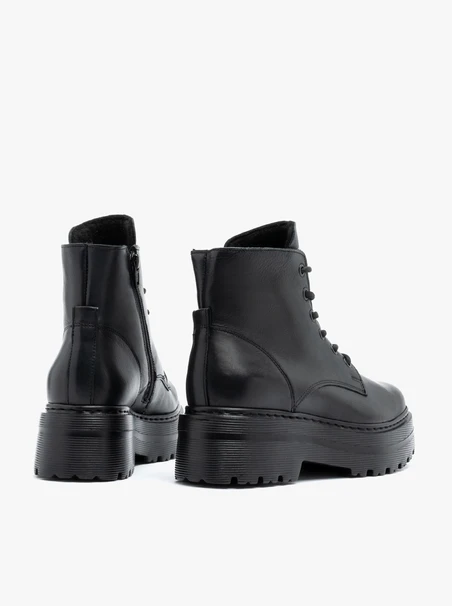 Schwarze Stiefel mit dickerer Sohle