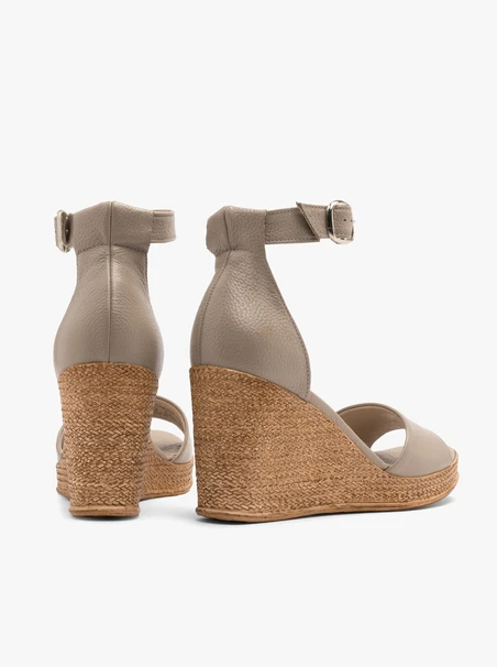 Beigefarbene Sandalen mit Riemen um den Knöchel