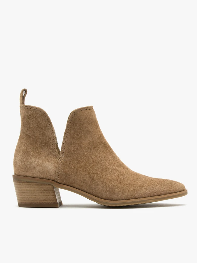 Beigefarbene Stiefel mit niedrigen Absätzen