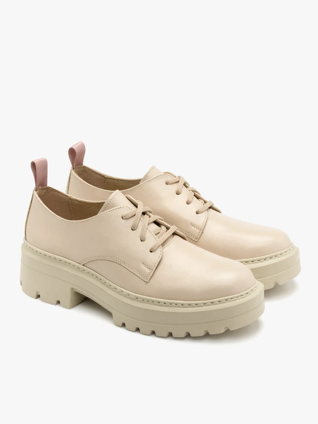 Beige Halbschuhe auf hellem Grund