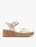 Cremefarbene Plateausandalen