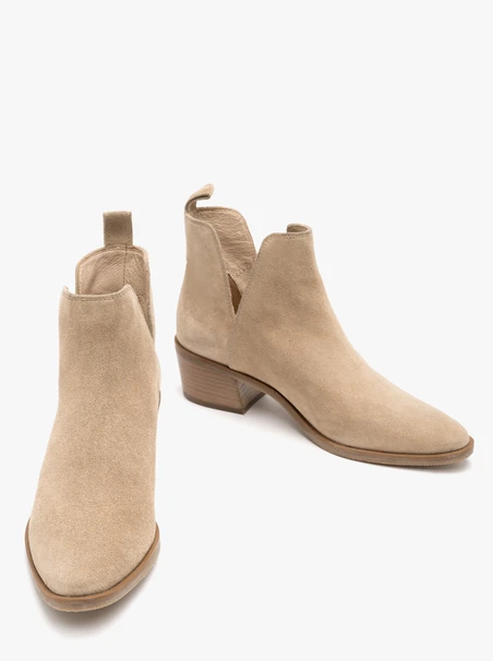 Sandfarbene Stiefel mit niedrigen Absätzen