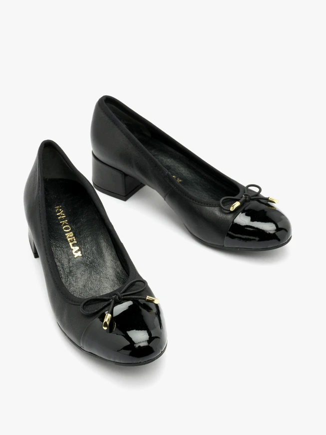 Black pumps with decorative bow