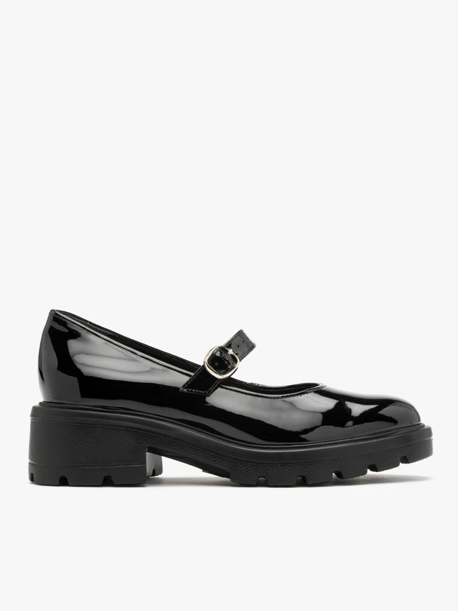 Black lightweight pumps