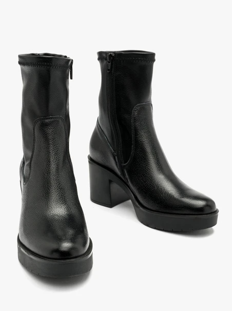 Schwarze Damenstiefel mit festem Boden