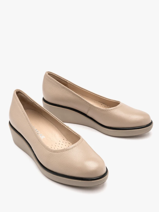 Beigefarbene Plateau-Pumps