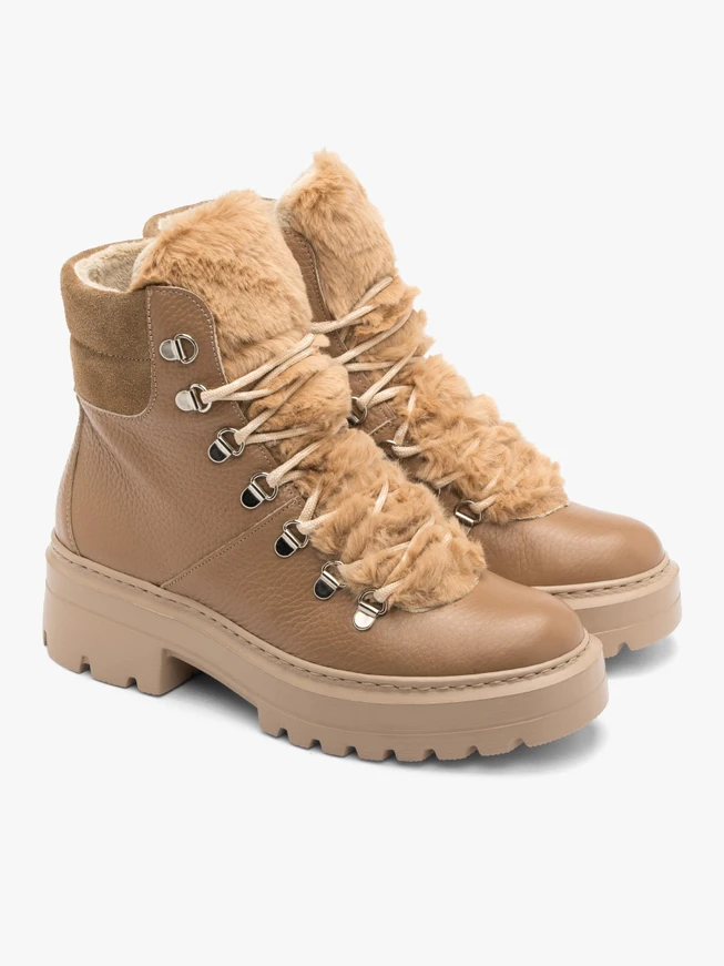 Braune isolierte Stiefel
