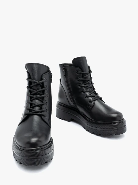 Schwarze Stiefel mit dickerer Sohle