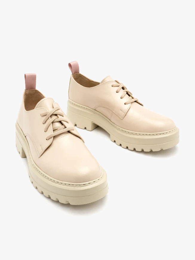 Beige Halbschuhe auf hellem Grund