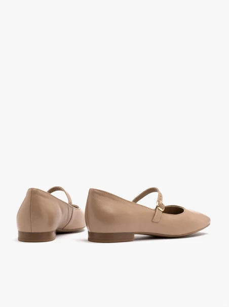 Beige ballerinas with decorative clasp