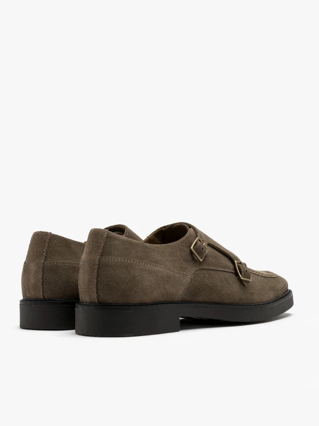 Olivefarbener Herrenhalbschuh mit dekorativem Schnallenverschluss