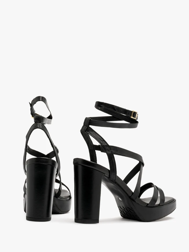 Schwarze Riemchensandalen mit Verzierungen