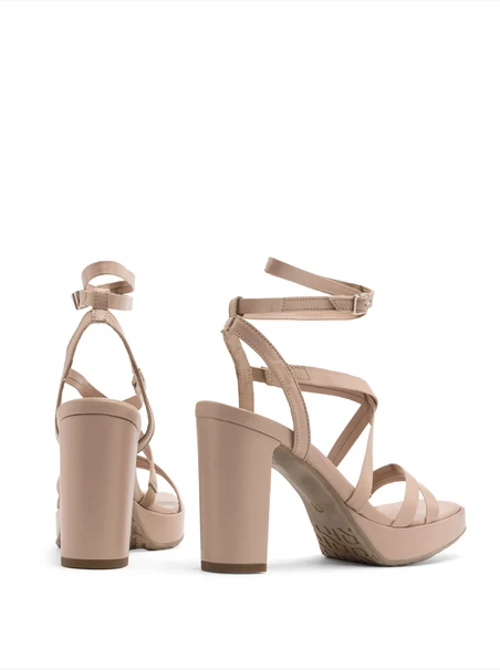 Beigefarbene verschönerte Riemchensandalen