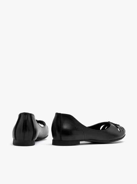 Schwarze Ballerinas mit durchbrochener Front
