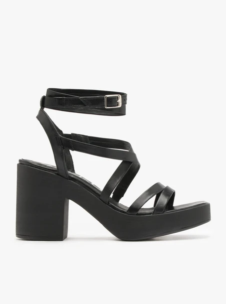 Schwarze Sandalen mit dekorativen Riemen