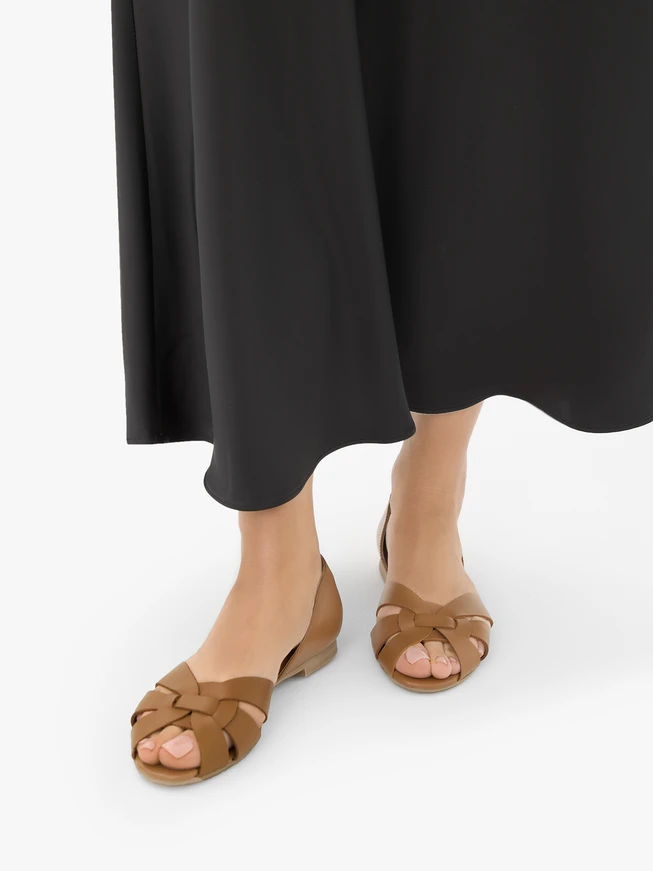 Braune zehenoffene Ballerinas