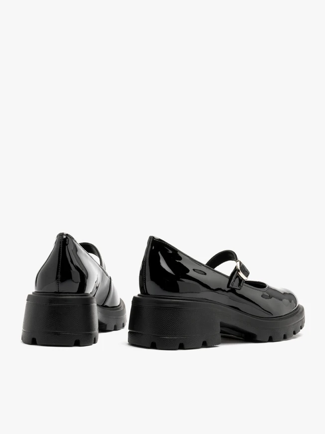 Black lightweight pumps