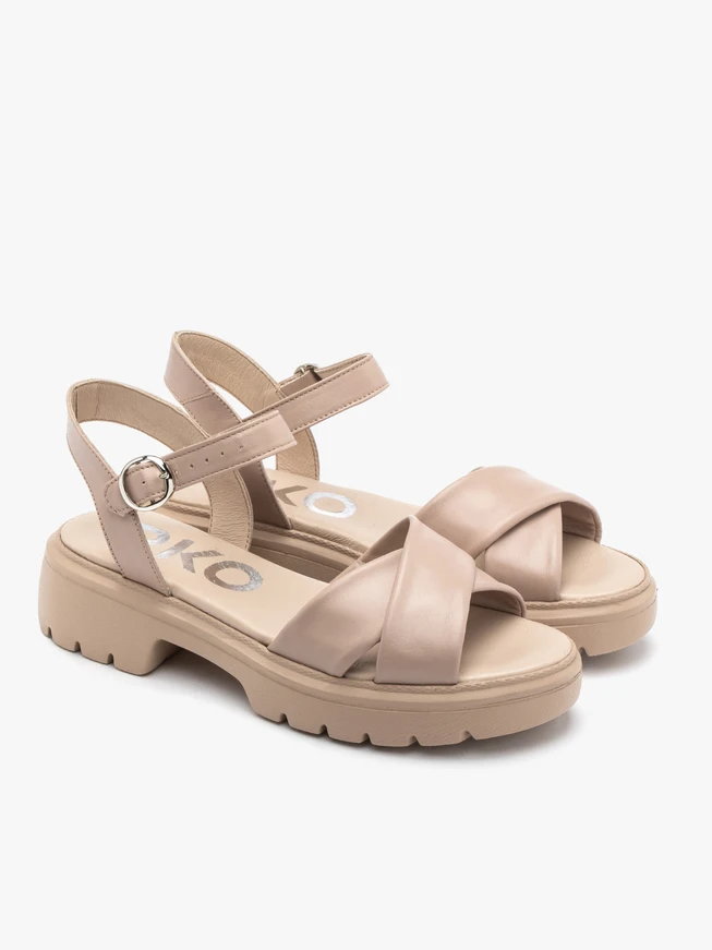 Beigefarbene Sandalen mit verziertem Schaft