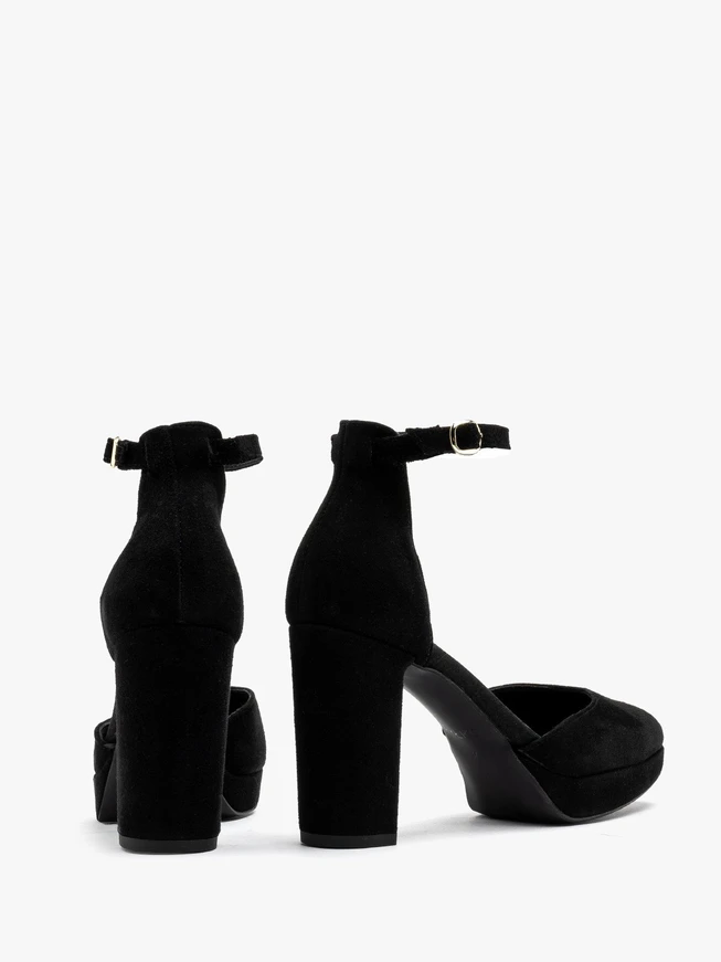 Zweiteilige High-Post-Pumps und ein Ballkleid